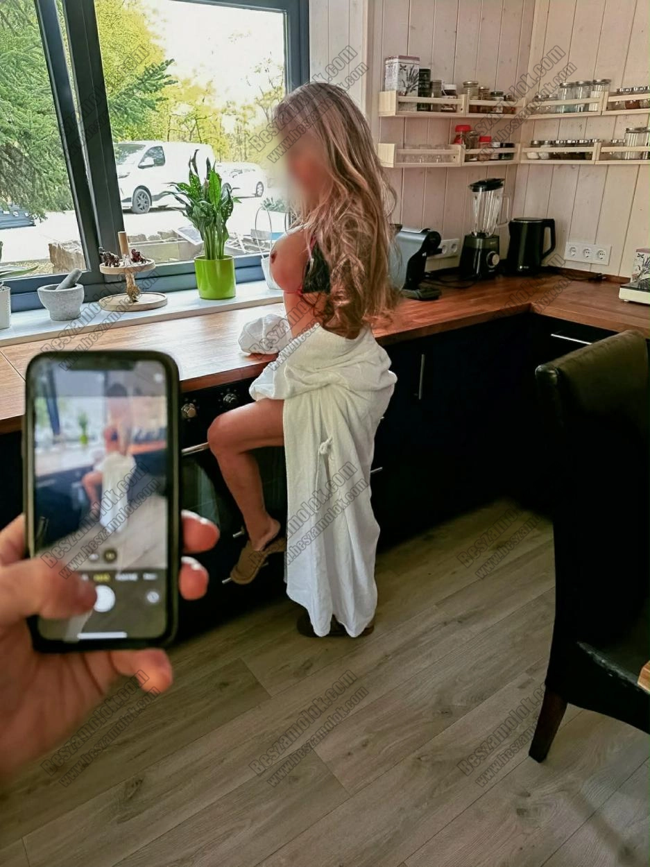Jázmin - +36 70 244 2885 - szilikonos csajok foto